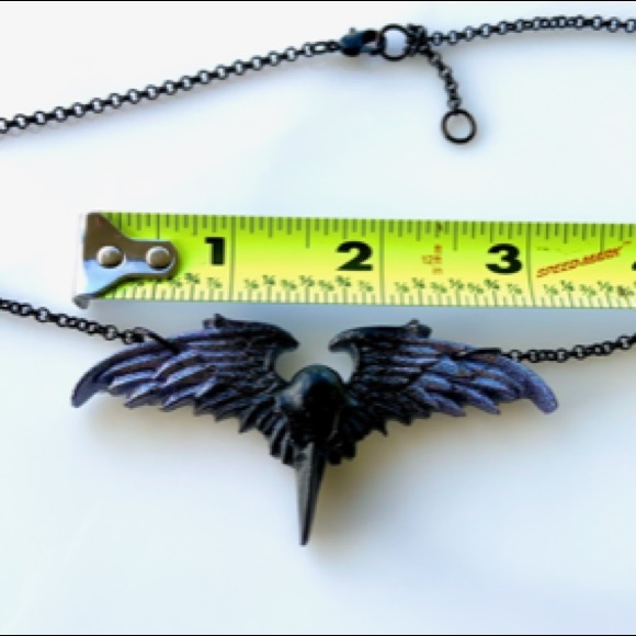 Black & metallic blue resin skull crow necklace - Picture 6 of 6